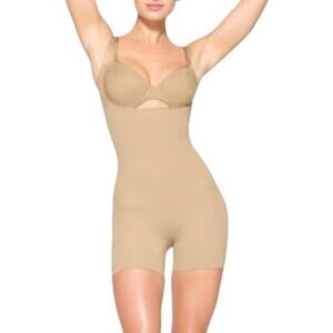 Skims Seamless sculpt OPEN BUST SHORTIE BODYSUIT Medium‎ Large New